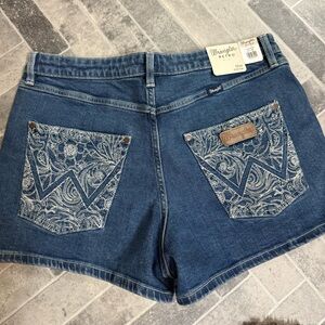 Wrangler mid rise shorts